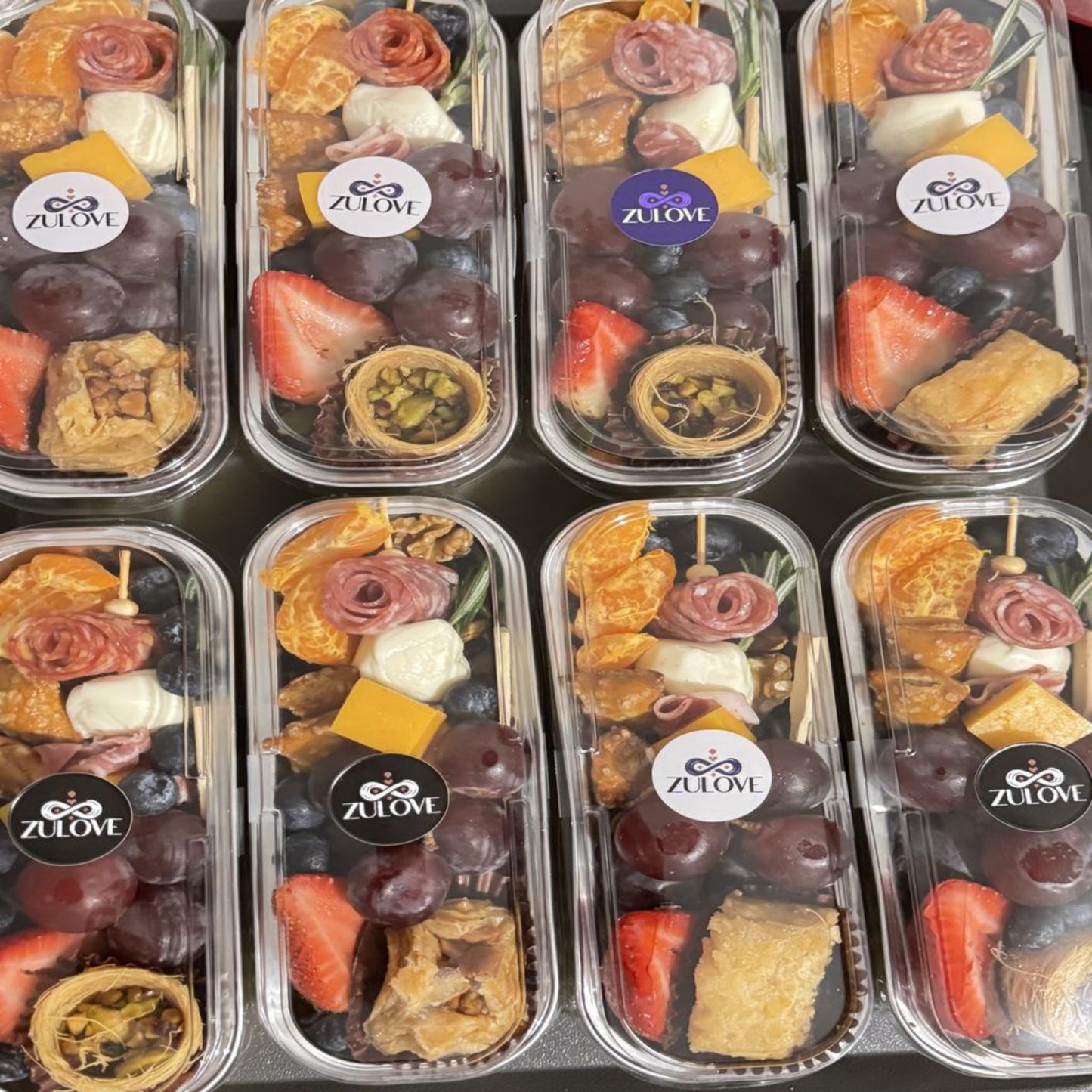 Mini Delight – Charcutería individual con frutas y dulces