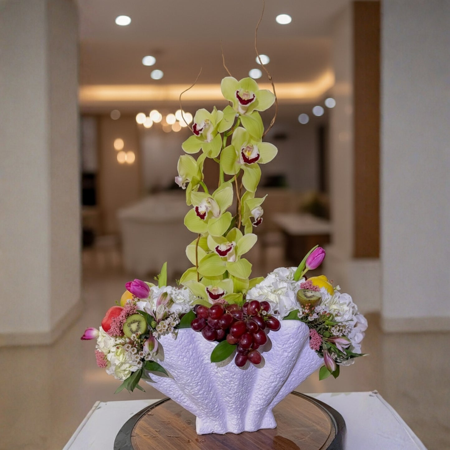 Shell Freshness – Arreglo Floral y Frutal con Orquídeas