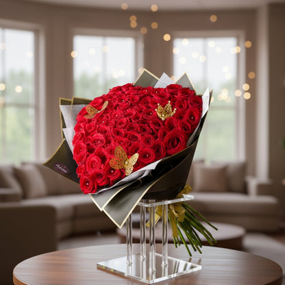 Corazón de la Emperatriz - Rosas con Mariposa y Corona (Diseño Floral Majestuoso)