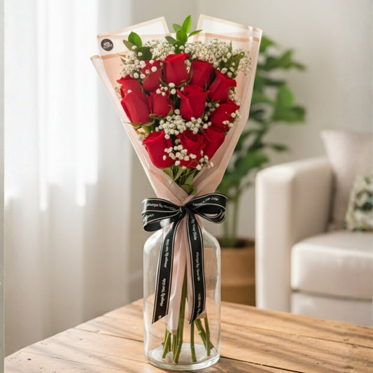 Charming Gesture – Ramo Clásico de Rosas Rojas y Gipsófila