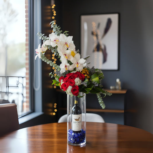 Enchanted Wine – Arreglo con Orquídeas Cymbidium, Rosas y Vino