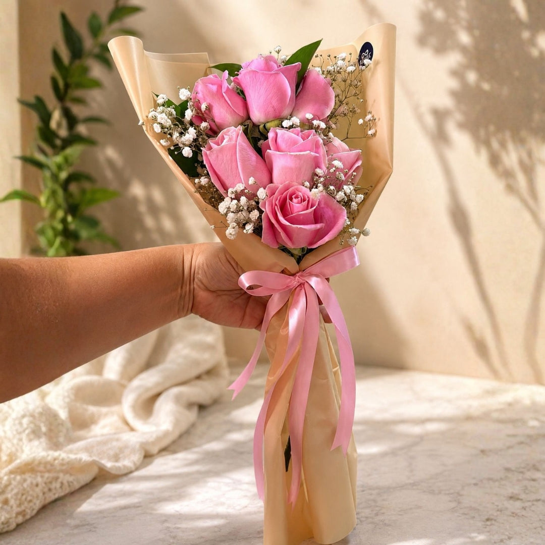 Aura Zulove – Elegant Rose Bouquet with White Accent