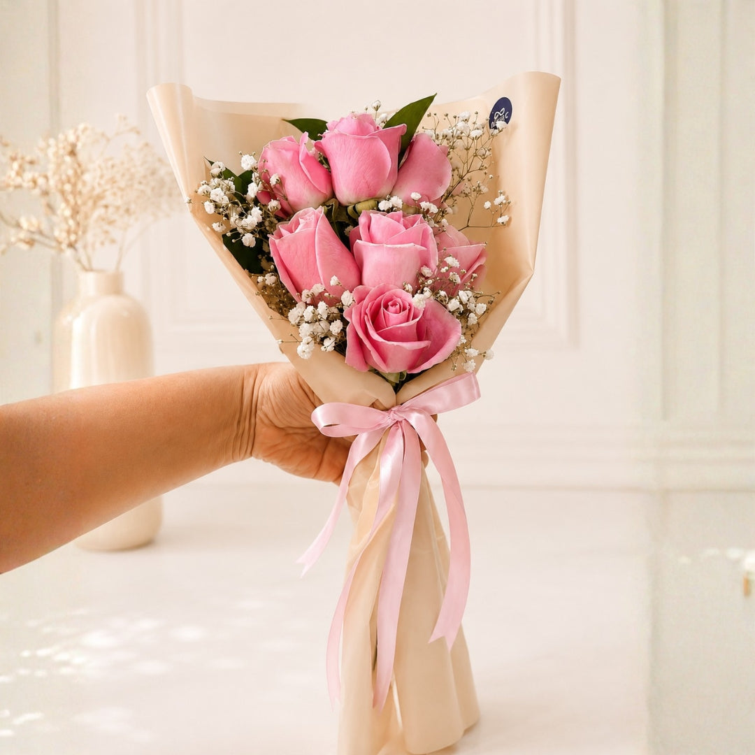 Aura Zulove – Elegant Rose Bouquet with White Accent