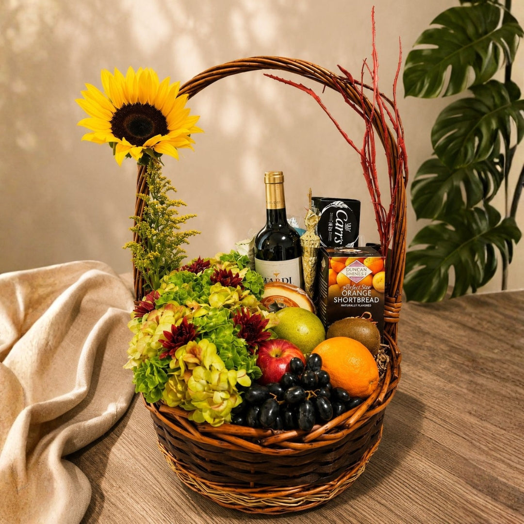 Charming Harvest – Canasta con Vino, Frutas y Flores