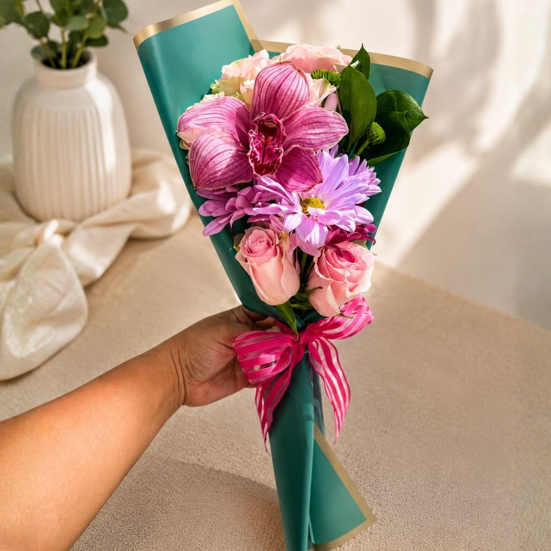 Charming Solitary – Orchid, Rose & Daisy Mini Bouquet