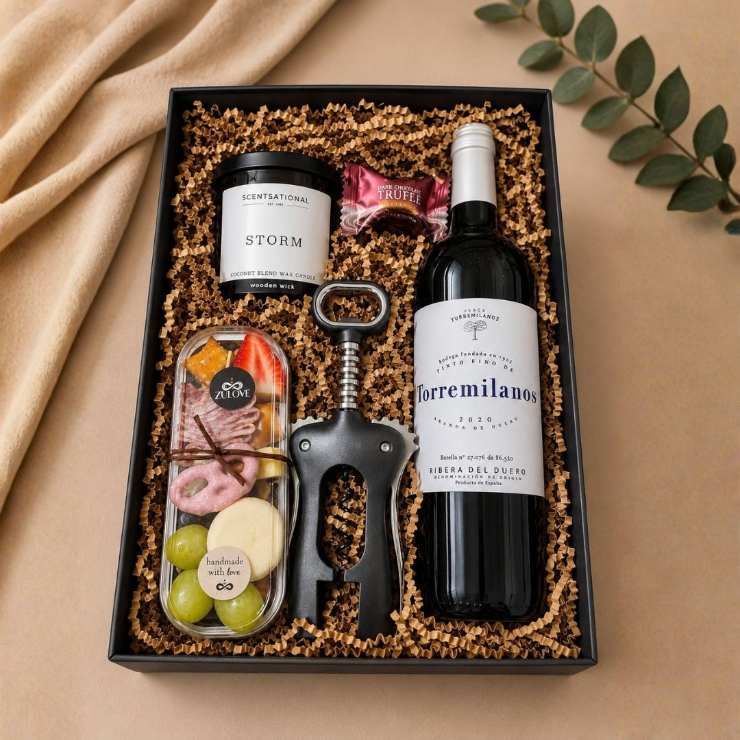 Enchanted Night Deluxe – Caja Gourmet con Vino y Mini Charcutería