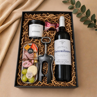Enchanted Night Deluxe – Caja Gourmet con Vino y Mini Charcutería