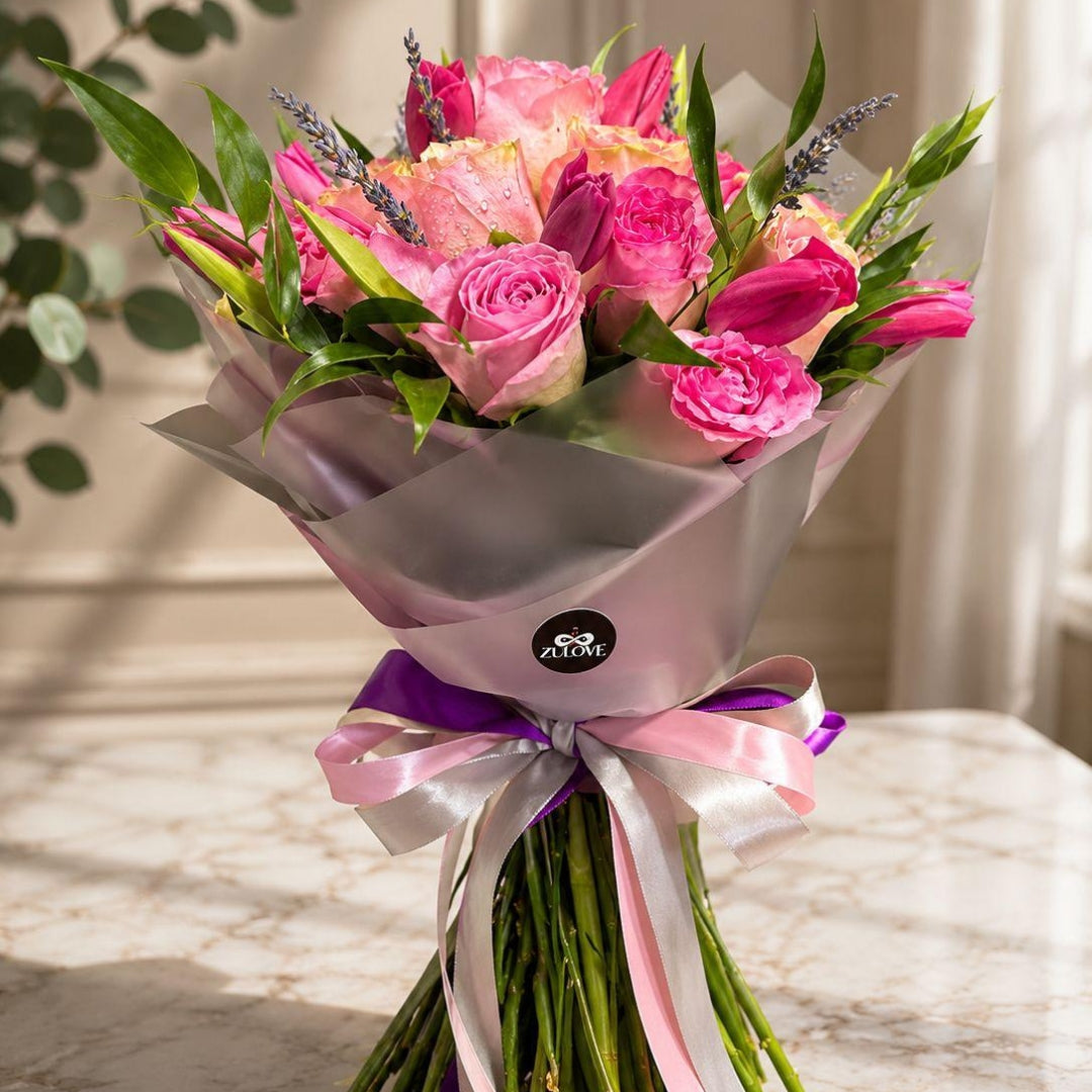 ramo elegante con rosas tulipanes lavanda y follaje verde puerto rico
