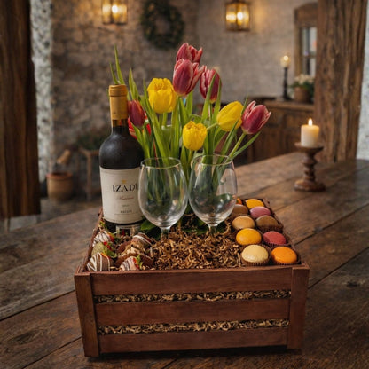 cesta romantica con vino tulipanes fresas chocolate macarons zulove puerto rico