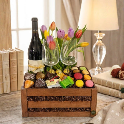 Rustic Night for Two – Caja Cesta Romántica con Vino y Tulipanes