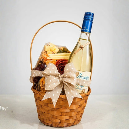 Signature Petite Luxe – Regalo con Vino, Nueces y Charcutería Artesanal
