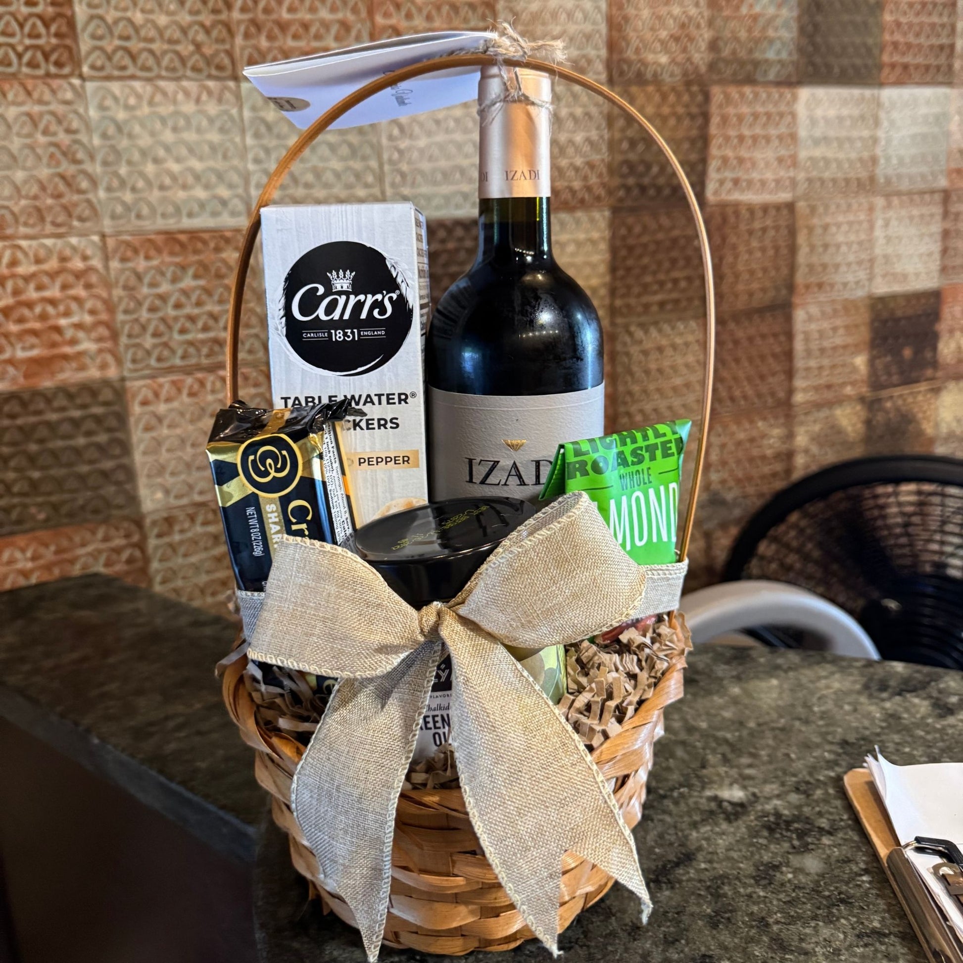 canasta gourmet elegante con vino queso aceitunas nueces y galletas saladas zulove puerto rico
