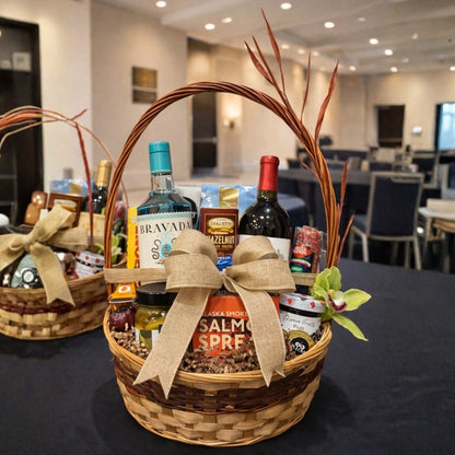 canasta gourmet con vinos blancos salami aceitunas cafe zulove puerto rico2