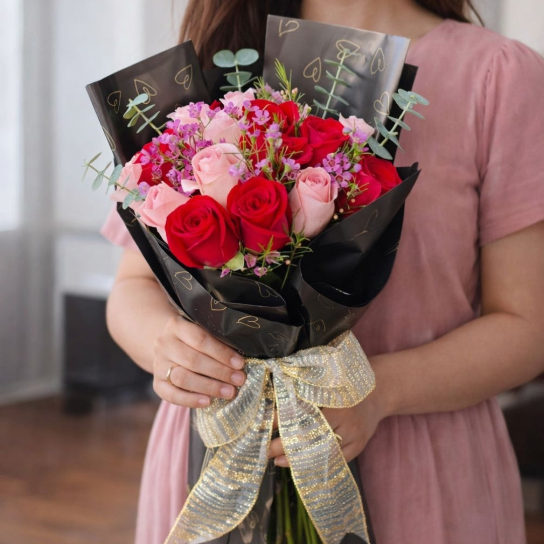 Zulove Charm 2 – Ramo de Rosas Rojas y Rosado Suave